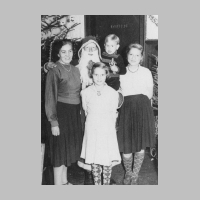 028-1033 Frau Gertrud Thiedmann mit ihren Kindern Willi und Gerlinde und Halbtochter Renate Weihnachten 1952.JPG